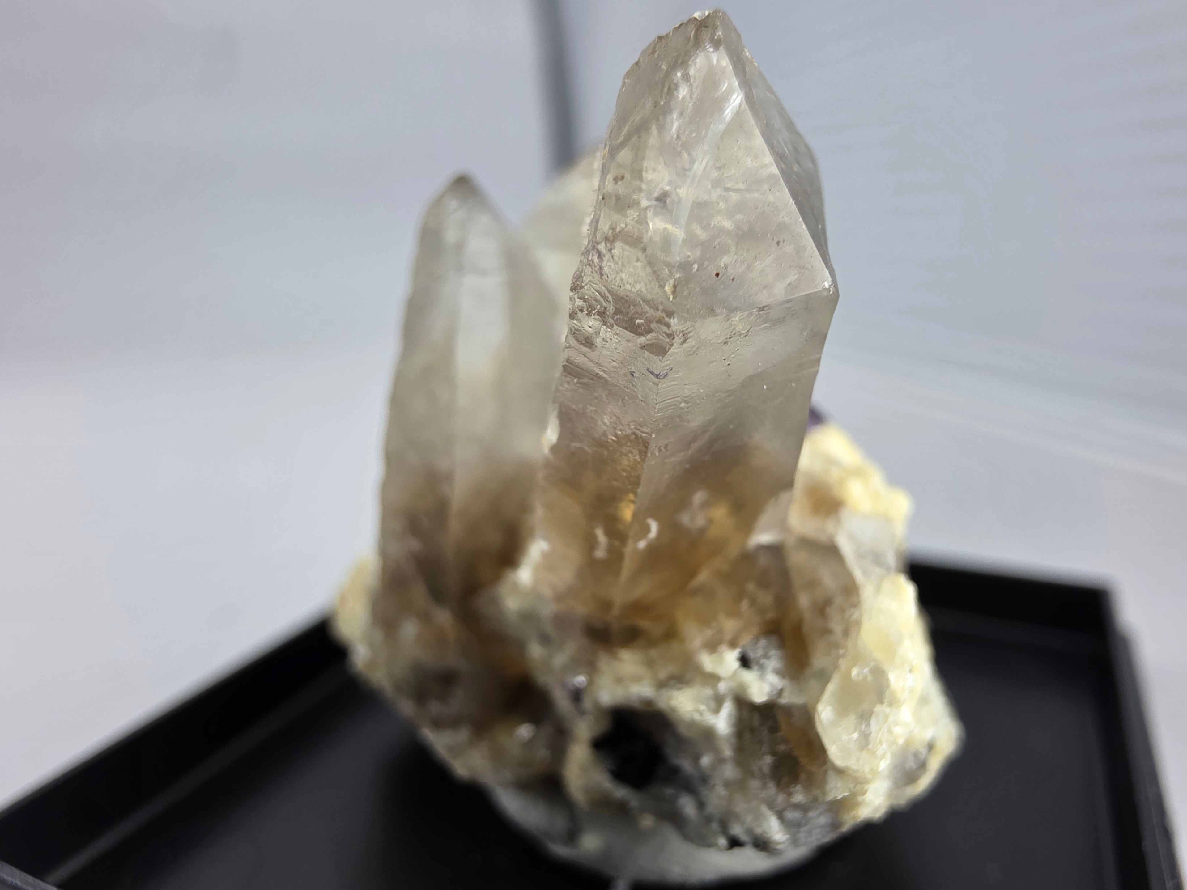 Hyalith mit Rauchquarz 0,03 kg +/- 3x3x3 cm