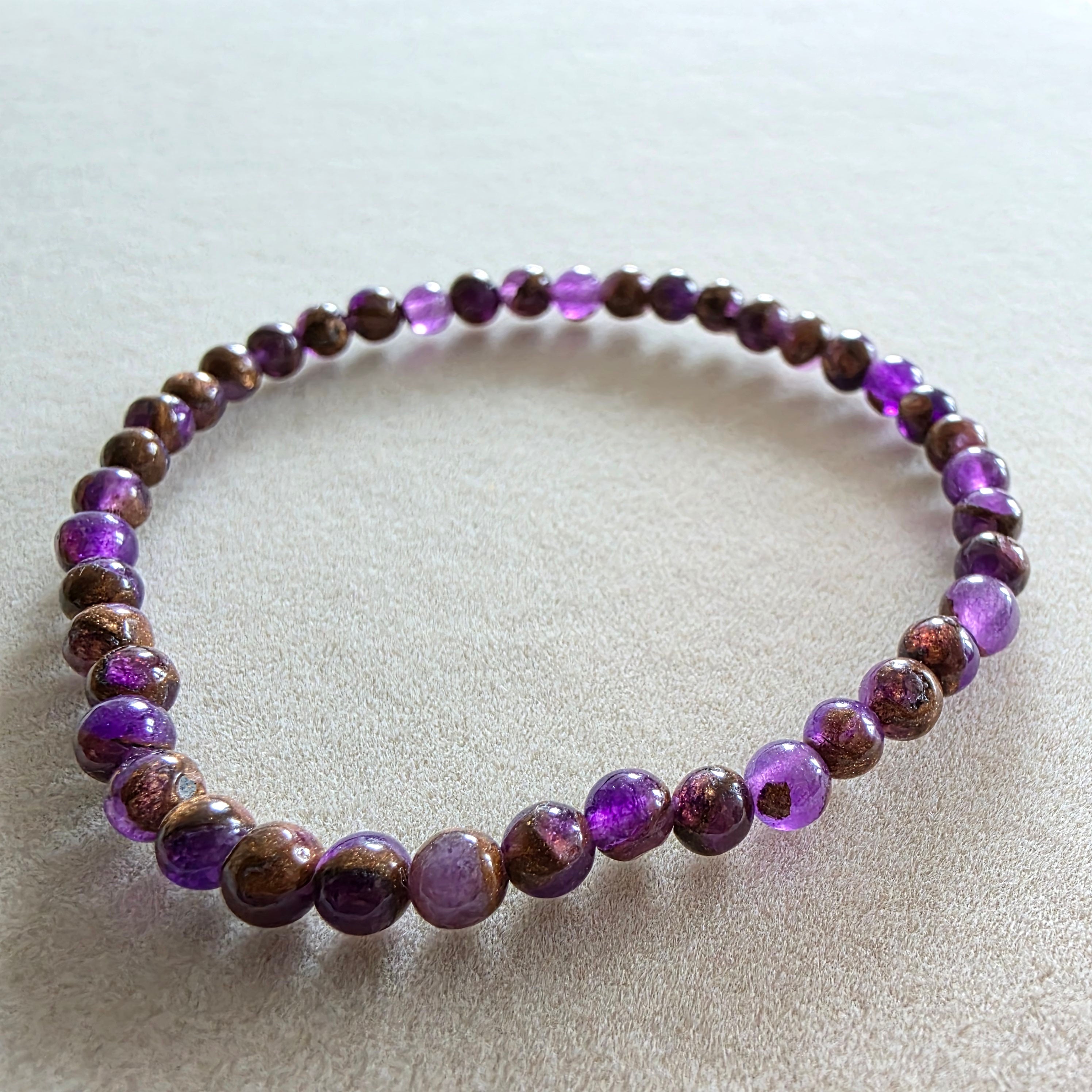 Jaspis violett mit goldener Tönung Kugelarmband 4 mm