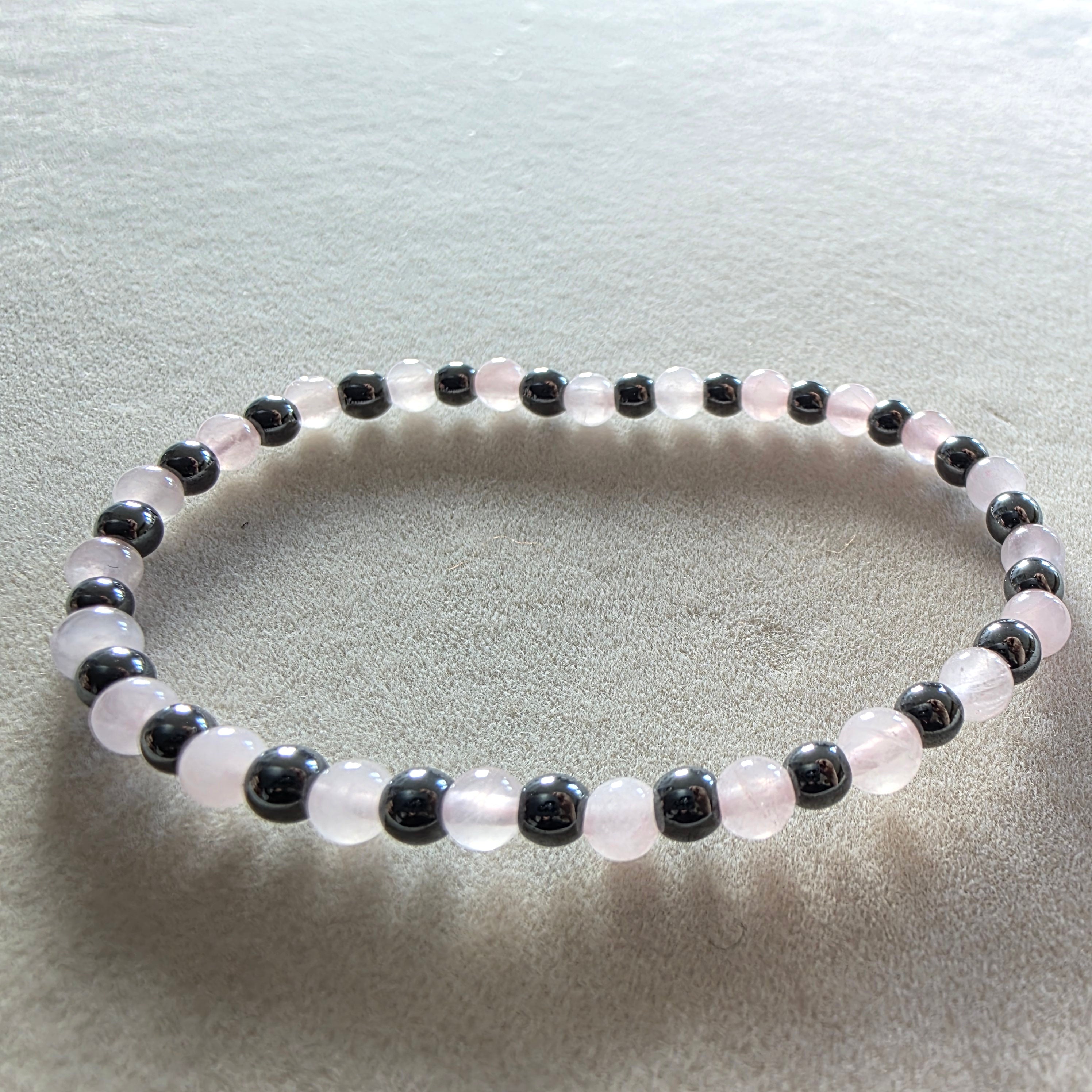 Rosenquarz mit Hämatit Kugelarmband 4 mm
