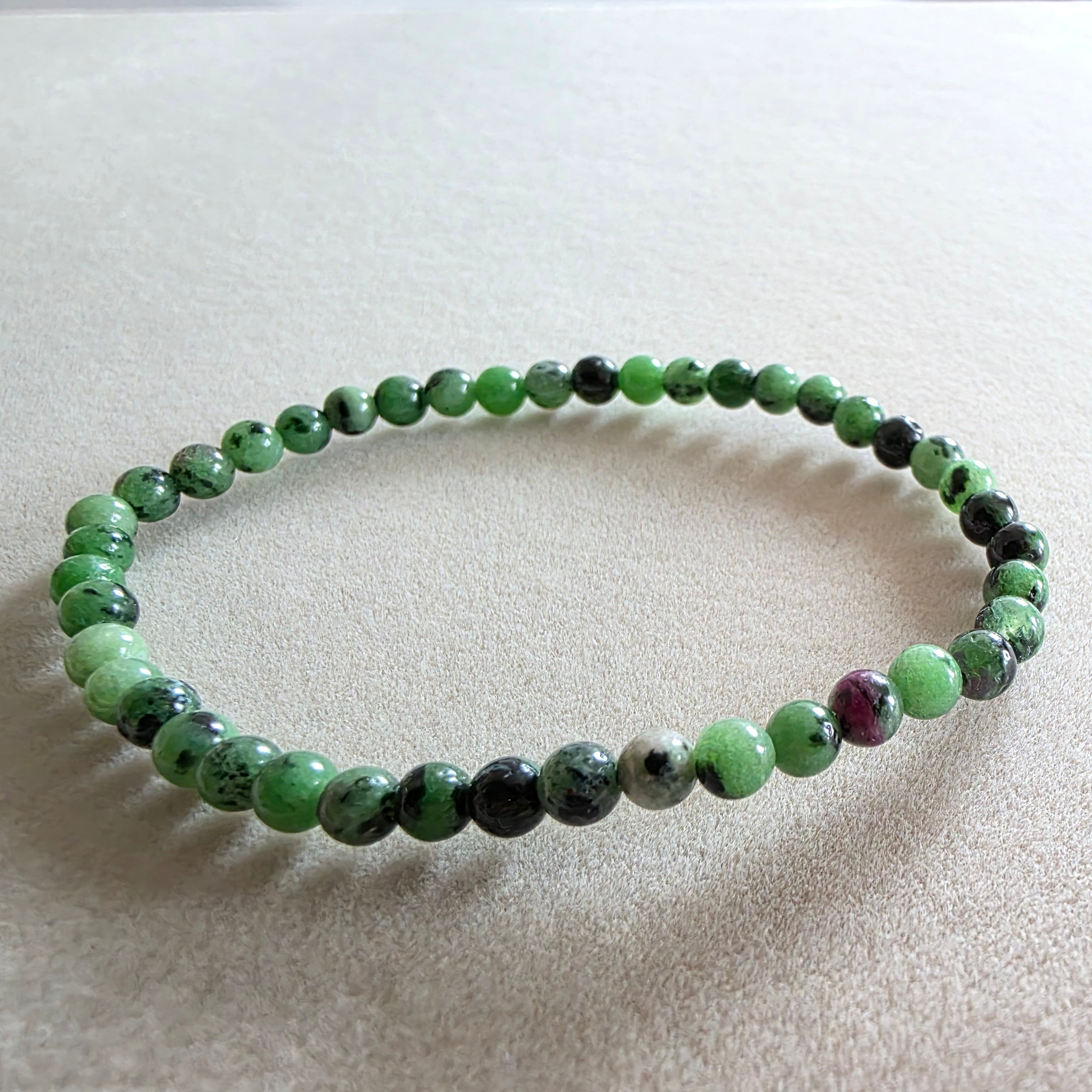 Rubin auf Zoisit Kugelarmband 4 mm
